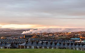 Modern 2-Bedroom Loft Apartment - Pendle Hill & Ribble Valley Views - Free Parking